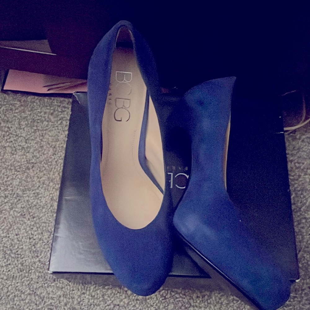BCBG Paris 10M still new .. royal blue heels round top never worn with the box